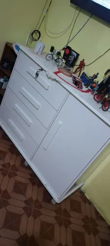 Comoda branca usada ,bom estado ,4 gavetas 1 porta ,97 altura ,1,17 largura .