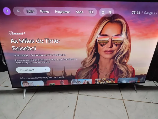 Tv Smart TCL 65 4k borda infinita com pequeno detalhe