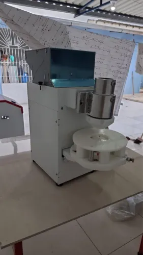 Máquina de salgados e masseira
