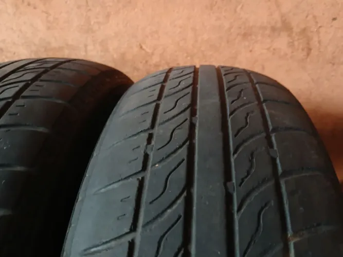 2 pneus 175/65/15 $80 cada
