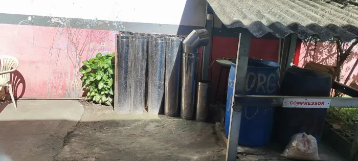 Vendo churrasqueira elétrica com 20 espeto e coifa 