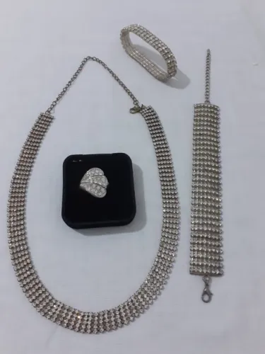 Conjunto de Joias Cravejadas de Strass Prateado