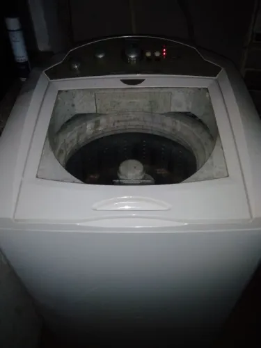 Máquina de lavar roupa GE.
