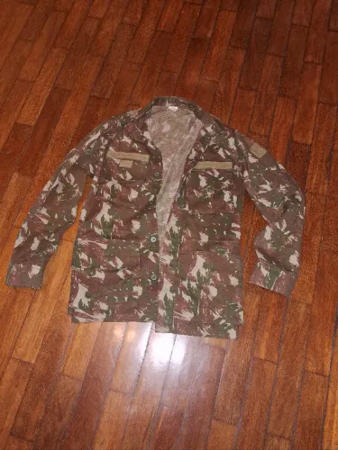 Casaco jaqueta estilo estampa camuflada em tons de verde, Casaco jaqueta novo
