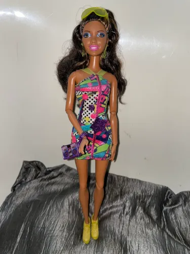 Boneca Barbie fashionistas nikki mattel articulada
