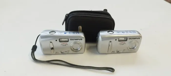 D umas câmeras Olympus modelos D-435 e D-425.