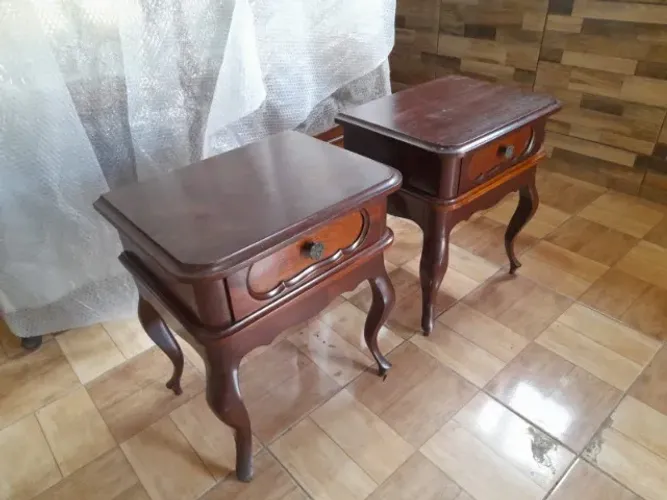 par de mesas de cabeceira antiga de madeira maciça linda antigo antiquário móveis sala