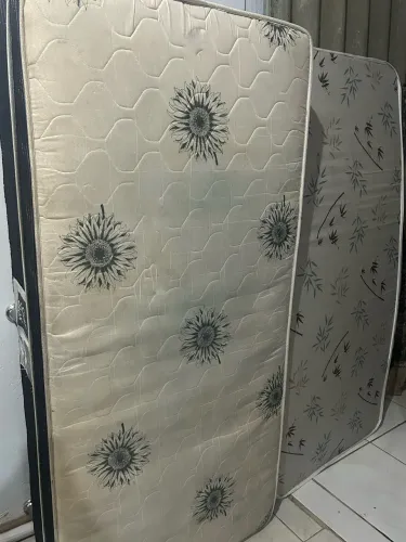 Cama e colchão de solteiro usado