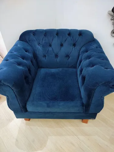 Poltrona Capitonê Azul" ou "Poltrona Chesterfield Veludo".
