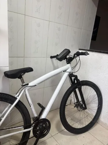 Estou vendendo minha bicicleta porque vou voltar para Salvador.