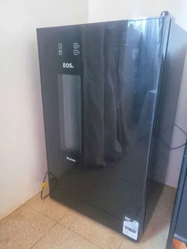 Cervejeira EOS Bierhaus 76 Litros Frost Free com Compressor Black Glass ECE90 110V