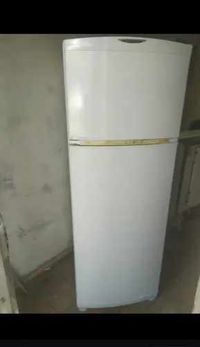 Vendo uma geladeira FROSTFREE
