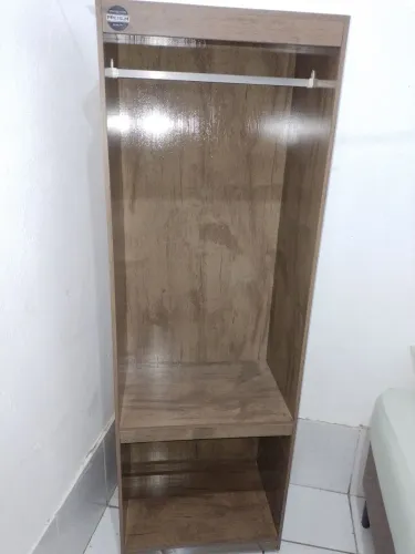 Multiuso com cabideiro e rodinhas 