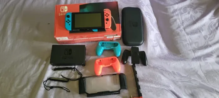 Nintendo Switch 1 V2 Desbloqueado 512GB com vários acessórios e caixa