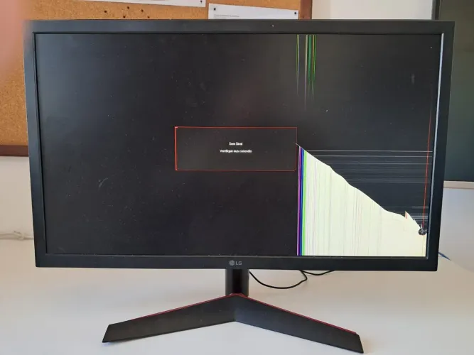 Monitor LG 24GL600F-B 24" usado com tela trincada. Tudo funciona apenas tela com defeito.