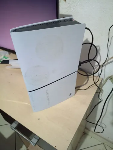 PS5 slim Digital com erro de software CE-108262-9, sem controle e marca de adesivos