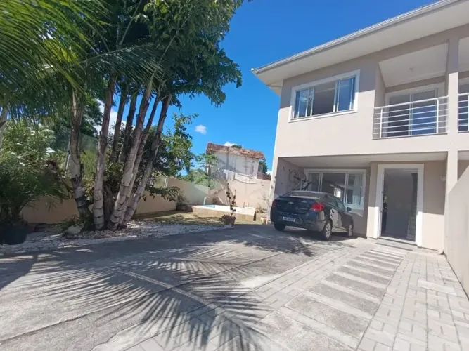 Casa geminada com 3 suítes e piscina para locação na Cachoeira do Bom Jesus Florianópolis