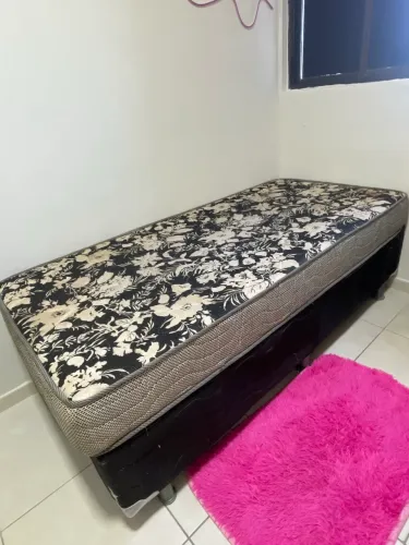 Vendo cama de solteiro com duas base semi nova
