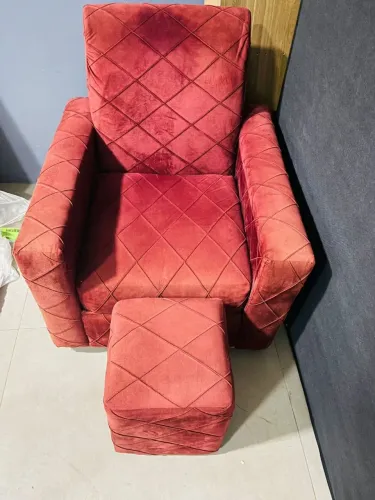 Poltrona bordo com puff em bom estado 