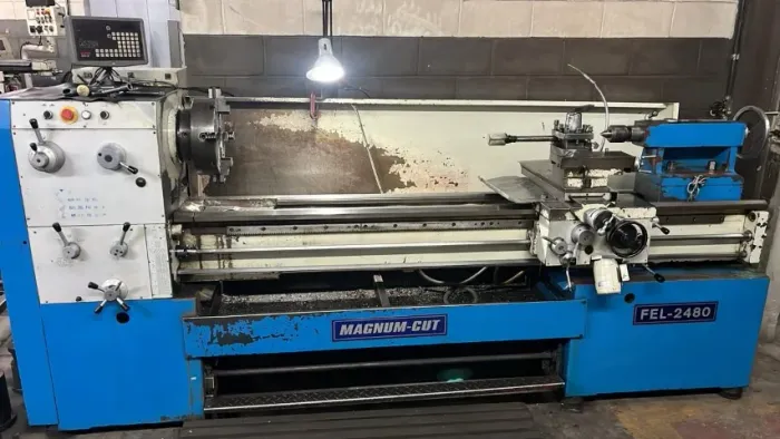 Torno Mecânico MAGNUM - CUT 600x2000 - Com Digital