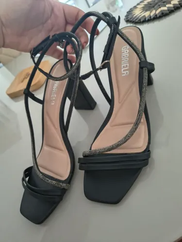 Sapato preto salto