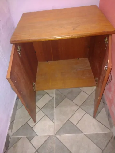 Armário baixo de madeira maciça com 2 portas ? multiuso