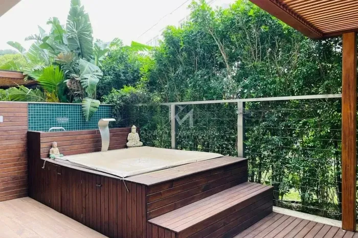Apartamento Garden de Alto Padrão com 2 Suítes e Amplo Terraço em Jurerê Internacional