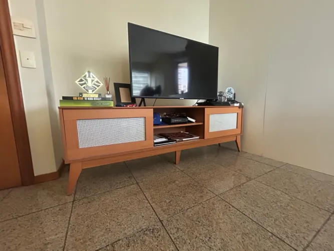 Rack para TV Moderno Amadeirado - Impecável / Estado de Novo