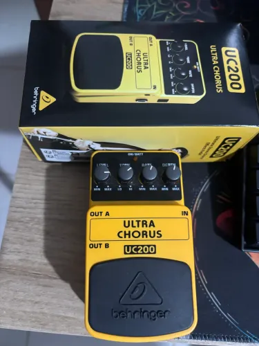 Pedal de efeito Behringer UC200