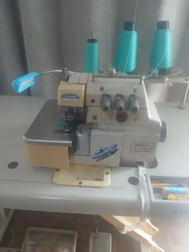 Maquina overlock induatrial singer