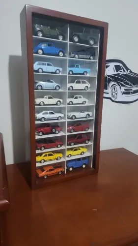 Prateleira de miniaturas.