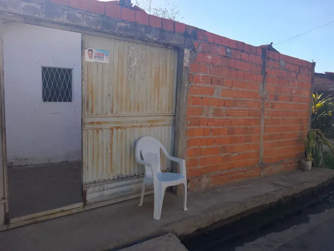 Vende se 2 casa em um terreno só,uma na frente e uma no fundo