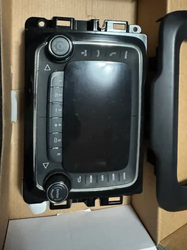 Rádio original do Jeep Renegade com moldura