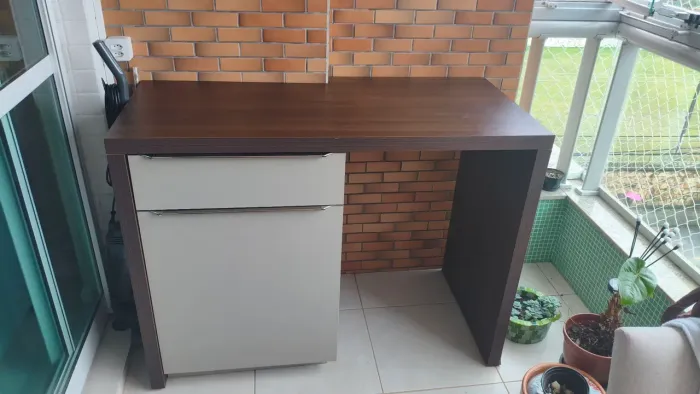 Mesa com armário