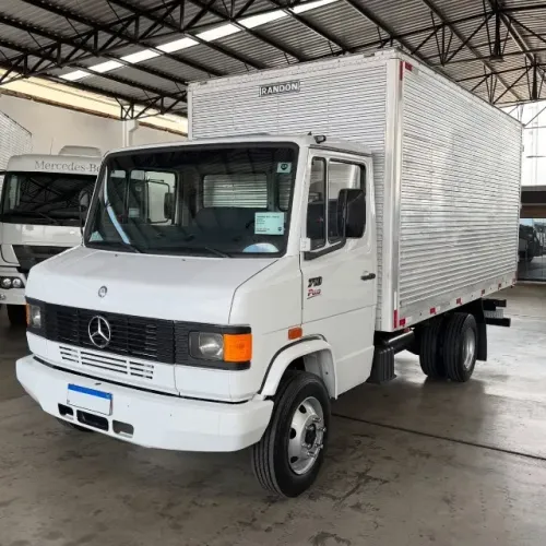 VENDO CAMINHÃO BAÚ 710 COMPLETO