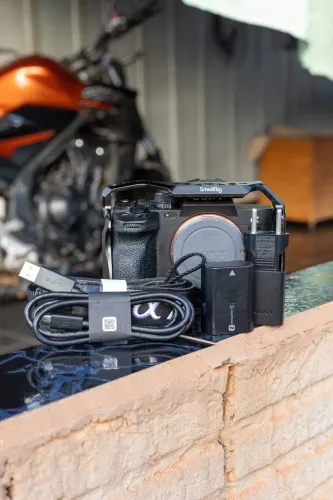 CÂMERA SONY A7IV + CAGE SMALLRIG