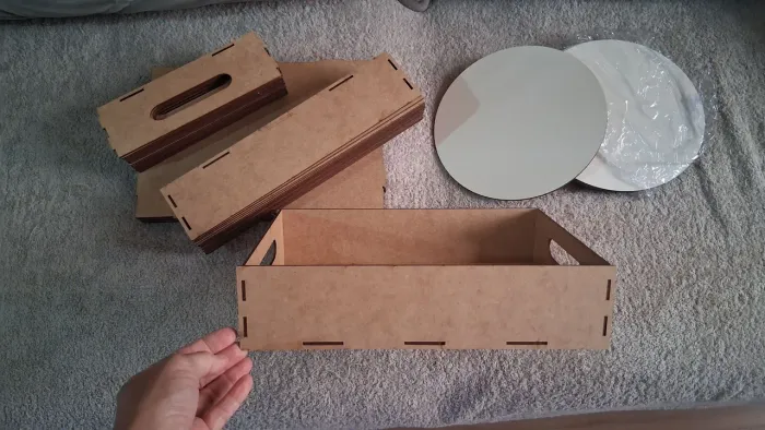 Cestas/ caixas mdf pra festas na bandeja com bolachas de 20cm