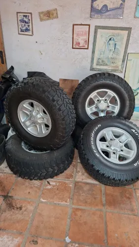 Jogo Rodas de Land Rover Defender com Modelo Linglong medida 285/75R16LT com estepe 