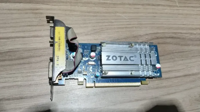 Placa de Video Zotac GeForce 7200Gt 512Mb Ddr2 64bits Zt-72seg7n-hsl