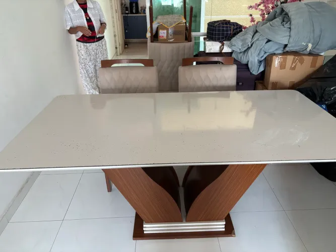 Vendo mesa de jantar com 4 cadeiras