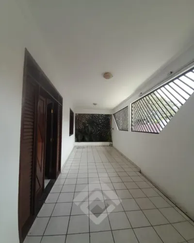 Casa térrea para venda possui 250m² com 3 quartos, uma suíte em Cohaserma - São Luís - MA