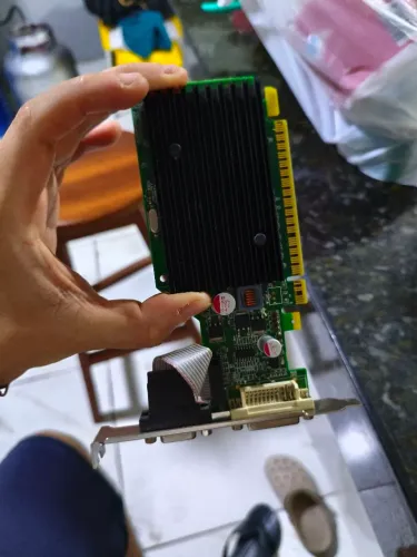 ? Placa de Vídeo GeForce 8400GS 512MB DDR2 - PCI-E