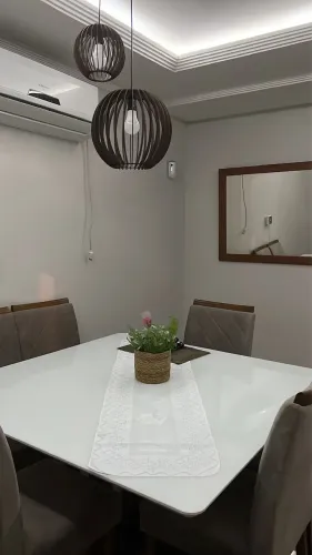 Mesa de jantar madeira com a tampa laqueada