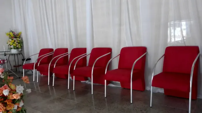 Poltrona decorativa braços de alumínio redondo 