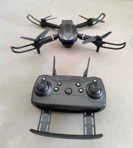 Drone com câmera filma tira foto 
