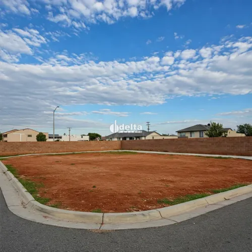 Terreno de esquina disponível para Venda 492 m² no bairro Daniel Fonseca em Uberlândia-MG
