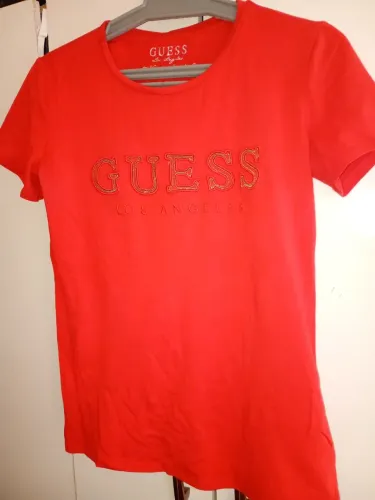 Camiseta Guess Los Angeles vermelha, um clássico moderno