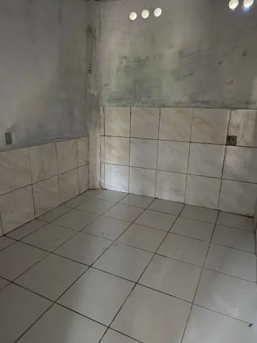 Aluga casa arejada e do lado da sombra no bairro Cajazeiras, próximo à BR116 e Guanaba