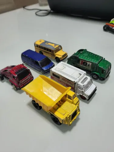 Coleção com 6 carrinhos em miniatura, usados, em bom estado