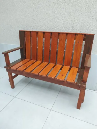 Banco de Madeira Pinus 2 Lugares - Leve, Resistente e Rústico